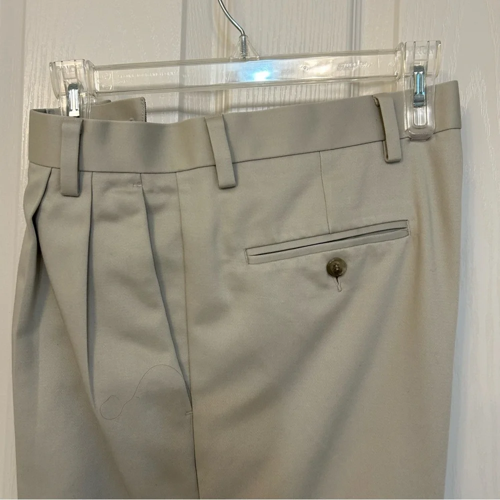 Dockers 100% Cotton Never-Iron Wrinkle-Free Essential Khaki in Stone Size 32*30 - Picture 7 of 7